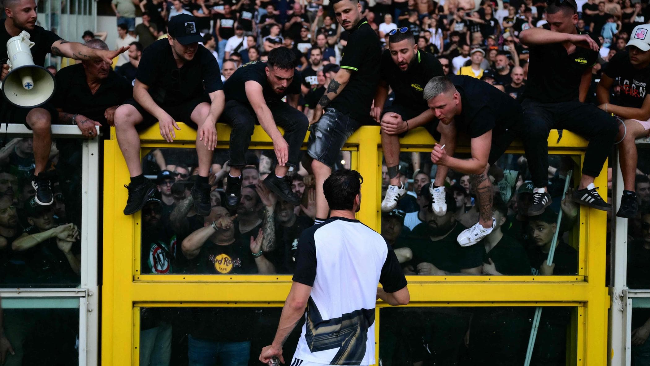 Derby Toro-Juve sospeso. Gli ultras bianconeri: “Uno di noi ferito, non dovete giocare”