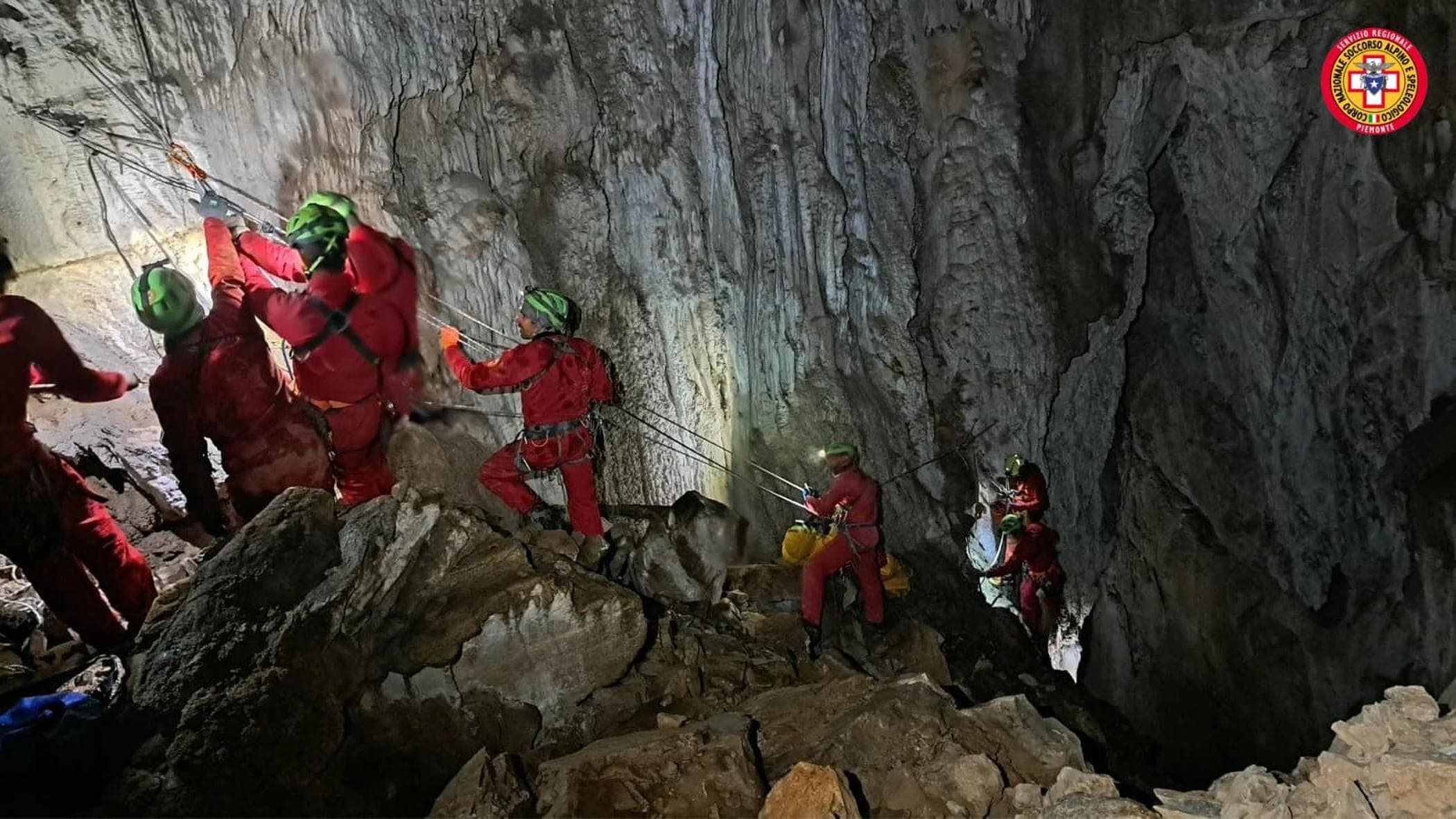 Speleologo incastrato a 120 metri di profondità, soccorsi al lavoro