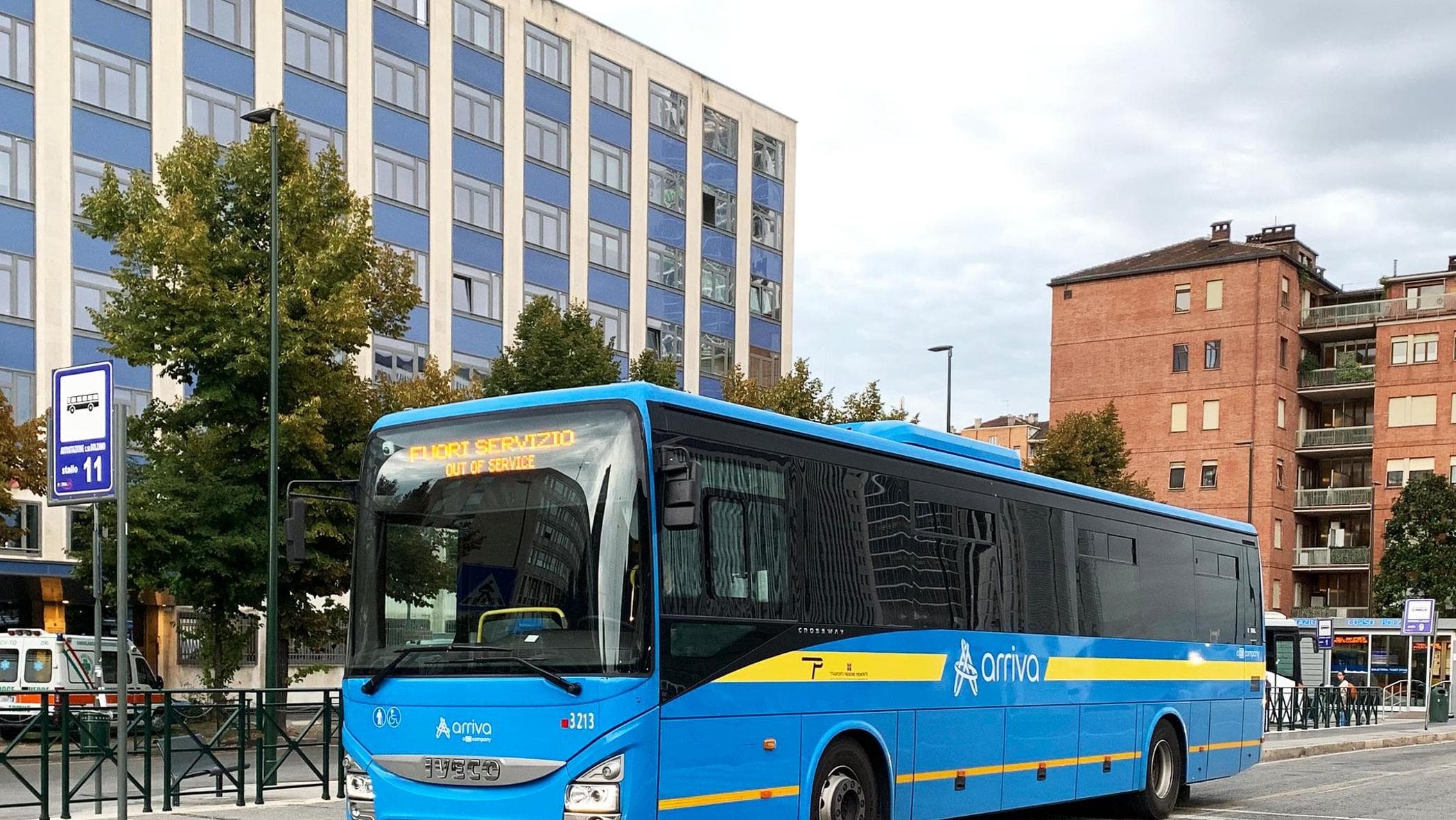 Non ha il biglietto, undicenne lasciato a terra dall’autobus: torna a casa a piedi