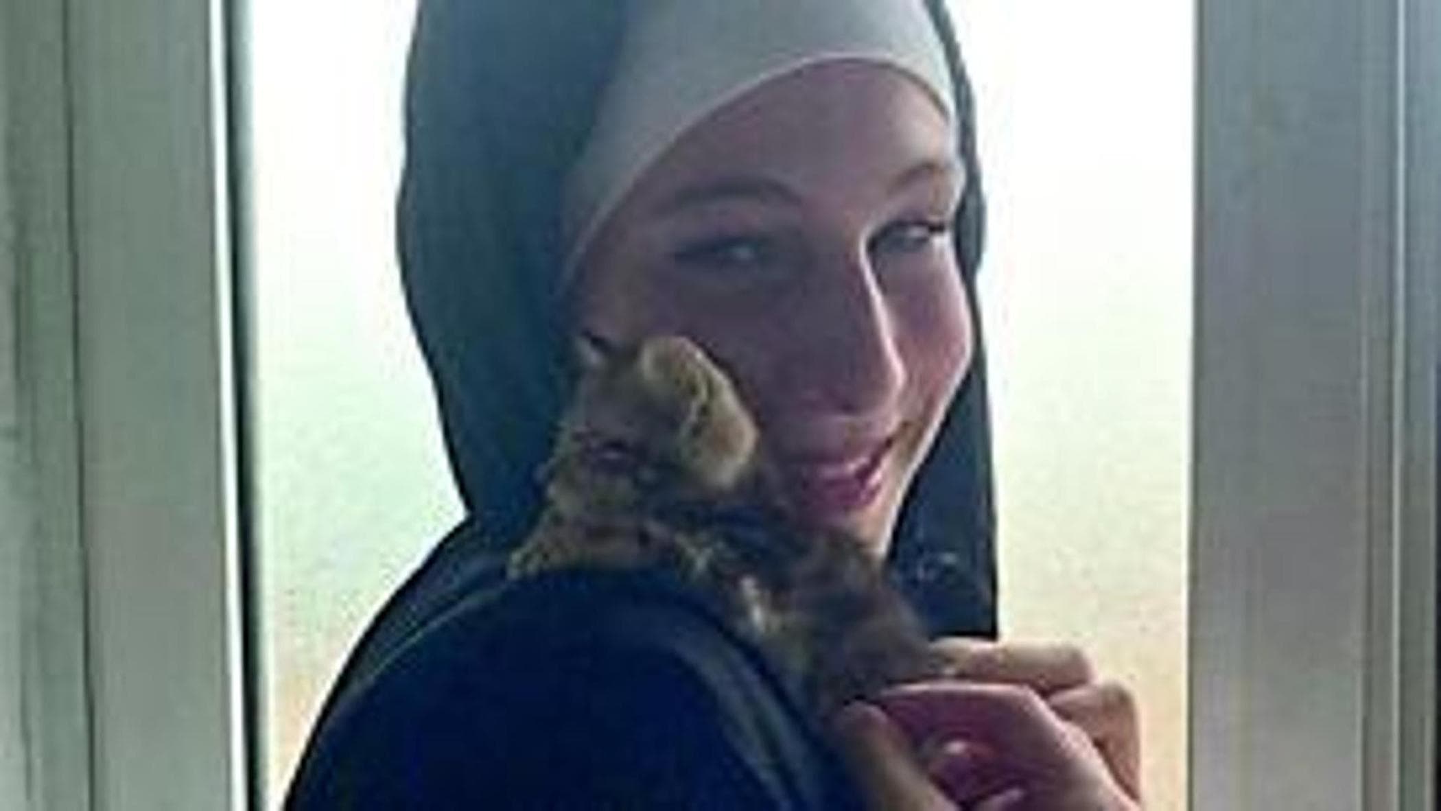 Makka uccise il padre violento a coltellate: viene assolta in appello