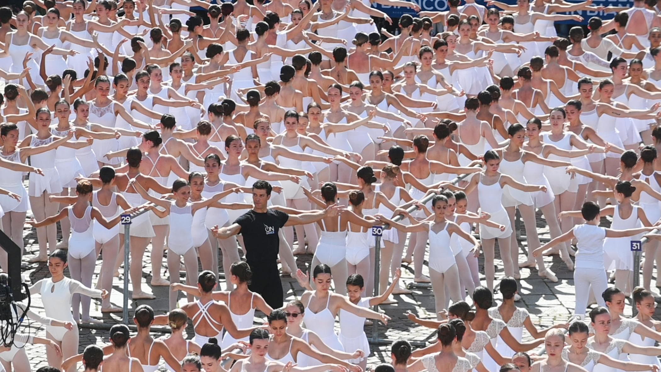 Torino danza e si colora di bianco, la lezione di Roberto Bolle in piazza San Carlo