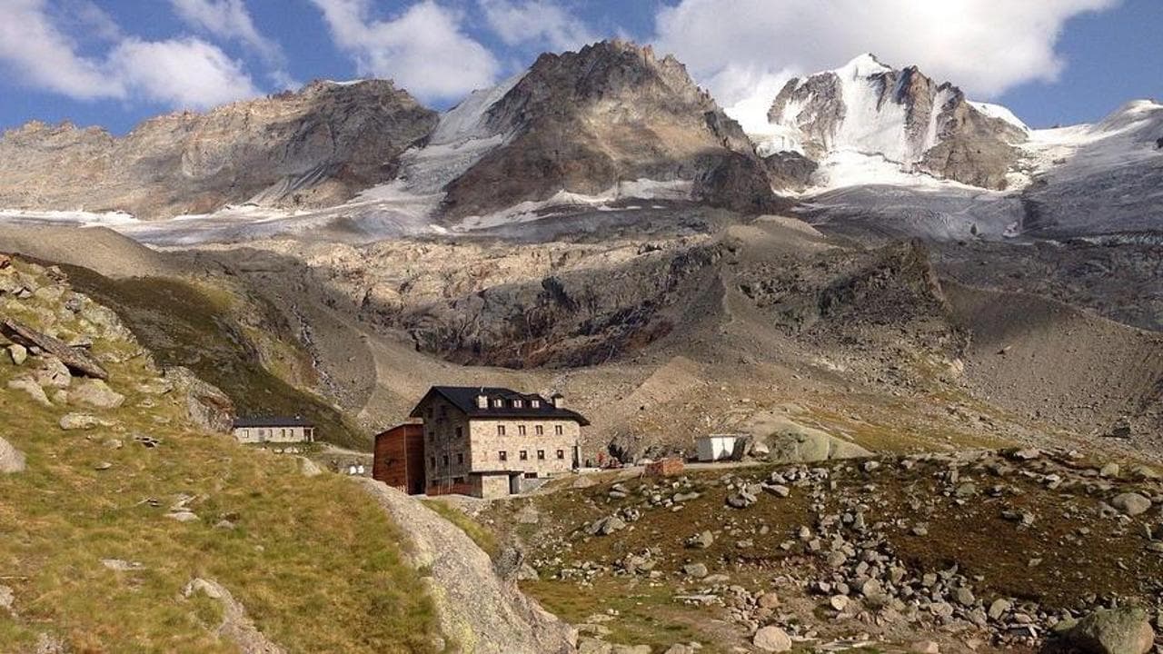 Il rifugio Chabod dove hanno dormito i tre: sullo sfondo, a destra, il Gran Paradiso innevato