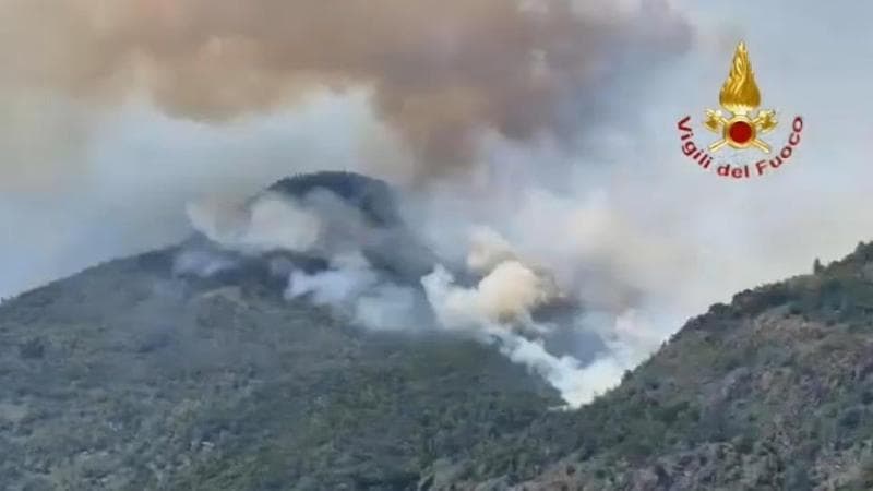 Gli incendi devastano la Val d’Ossola: 600 ettari in cenere, 120 evacuati per l’aria irrespirabile