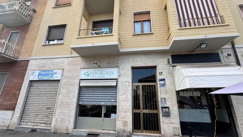 Trovata morta, avvolta in un lenzuolo e nascosta sotto il letto: “C’è un indagato”