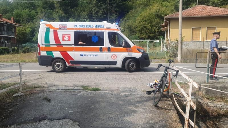 Anteprima: Travolge sei ciclisti e ne ferisce quattro. Poi torna indietro e li investe di nuovo: uno…