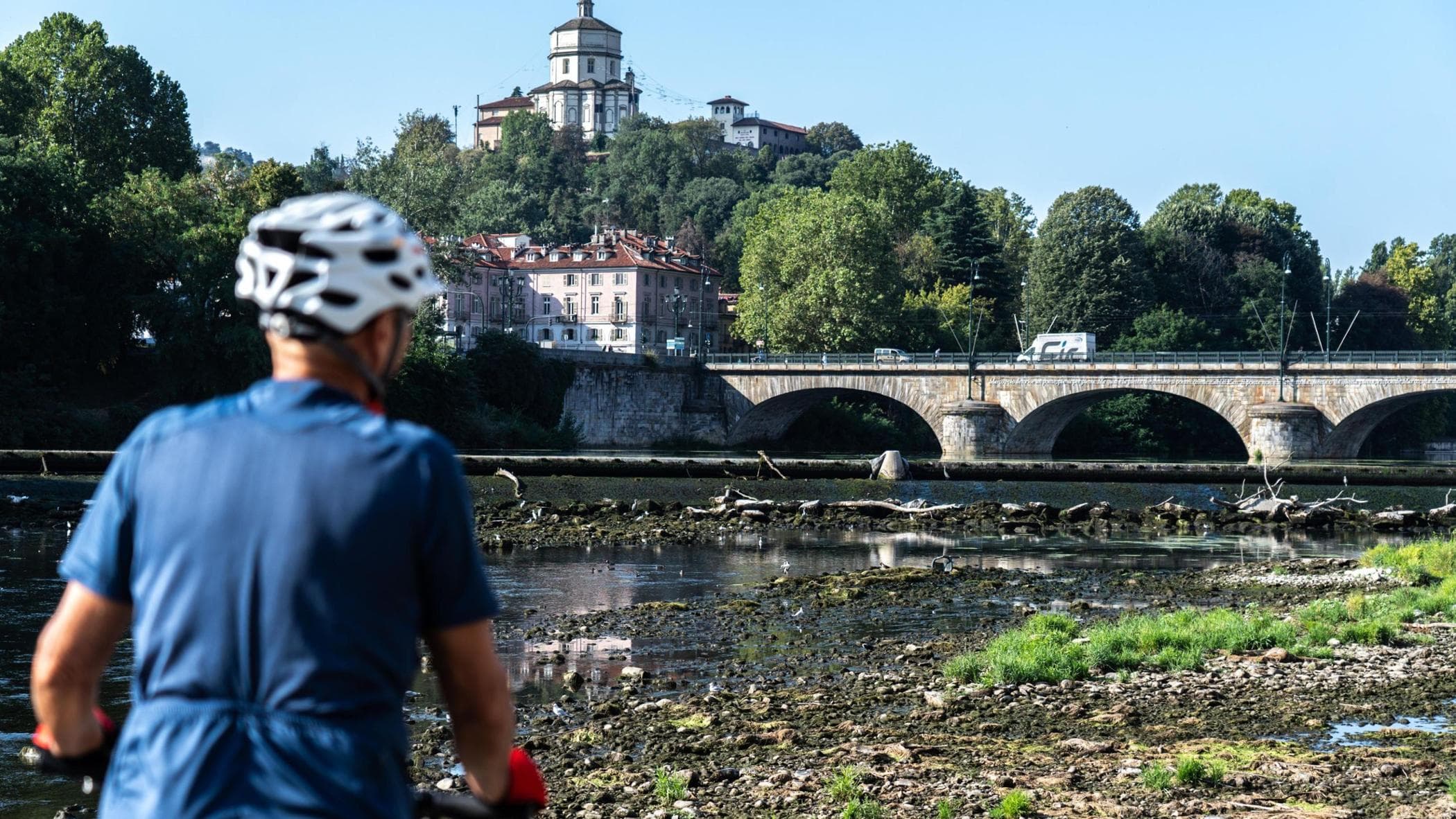 Un tappeto di alghe e rifiuti, Torino guarda il suo Po ridotto a pozzanghera
