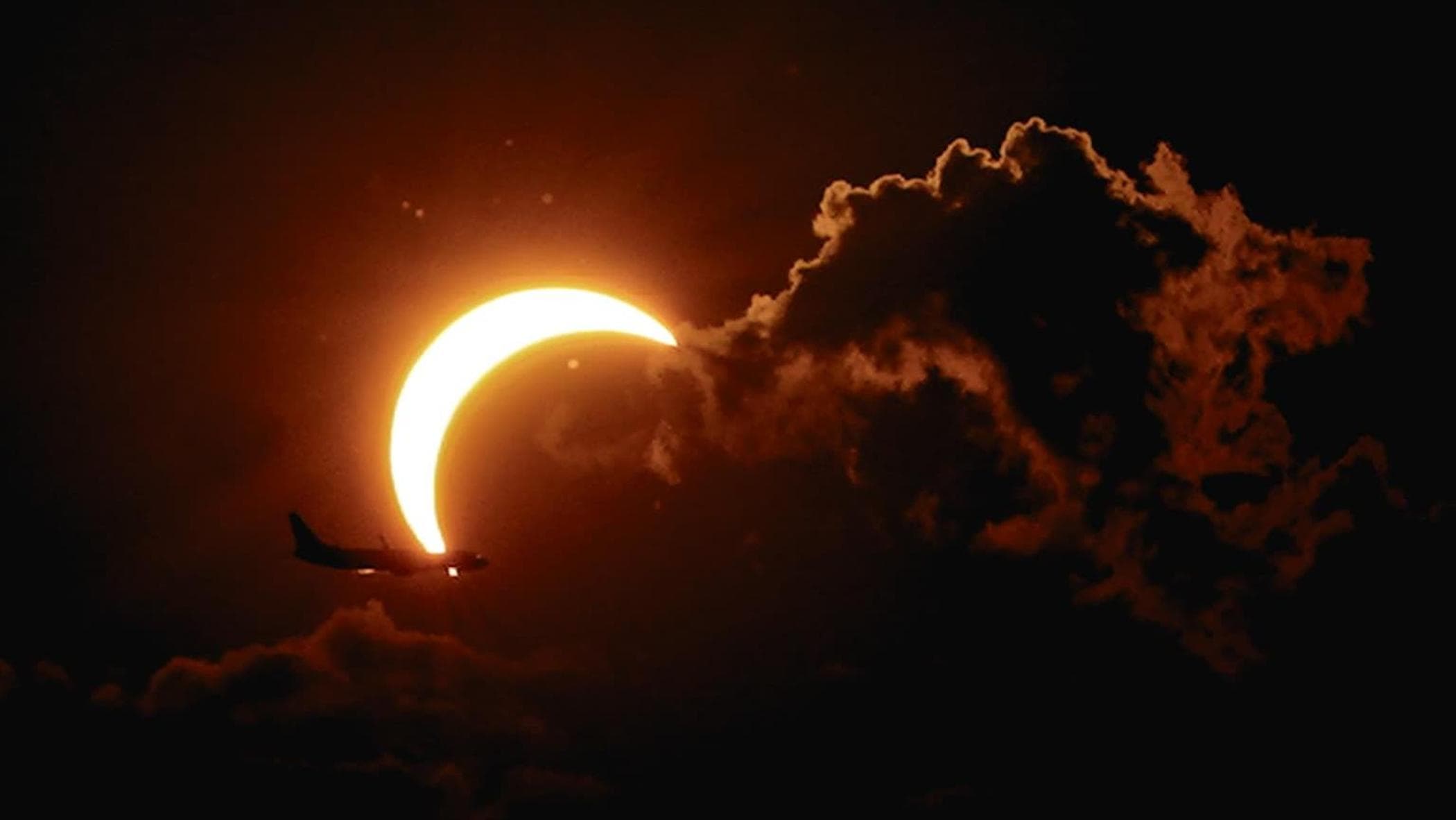 Torino stregata dall’eclissi, folla in collina per vedere il sole spento