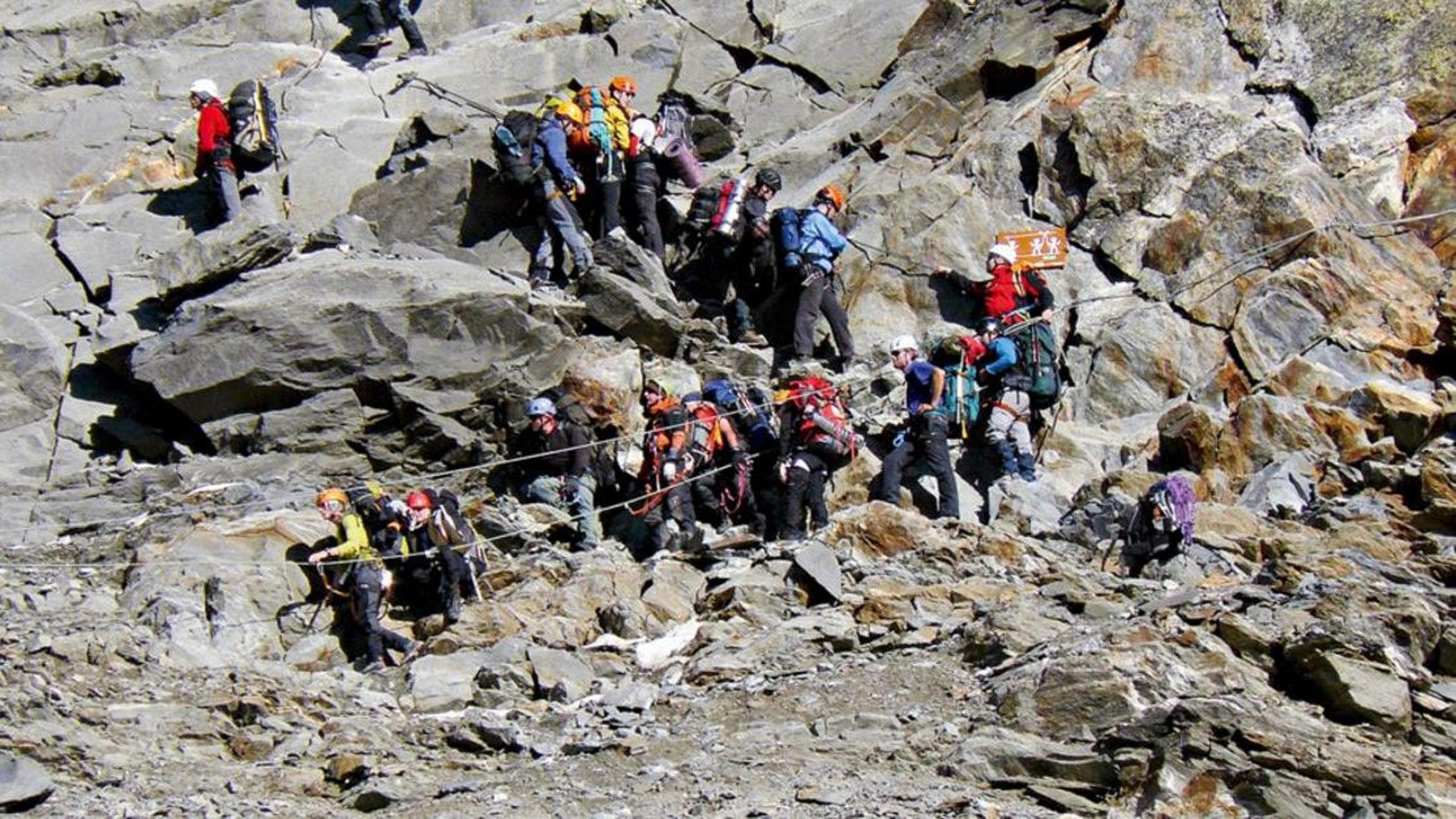 Bloccati su Monte Bianco 32 alpinisti, sindaco nega l’elicottero: “Possono rientrare a piedi”