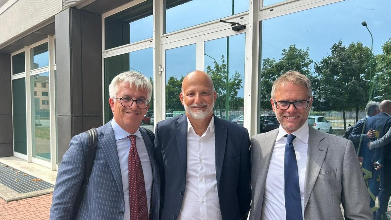 Al centro Roberto Fantini con gli avvocati Maurizio Riverditi e Roberto Capra