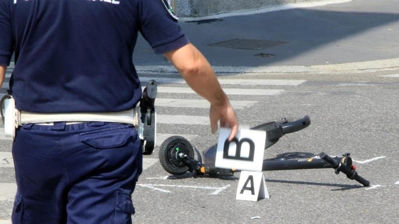 Anteprima: Gli rubano la collanina, insegue e travolge i ladri fuggiti in monopattino: fermato. Uno…