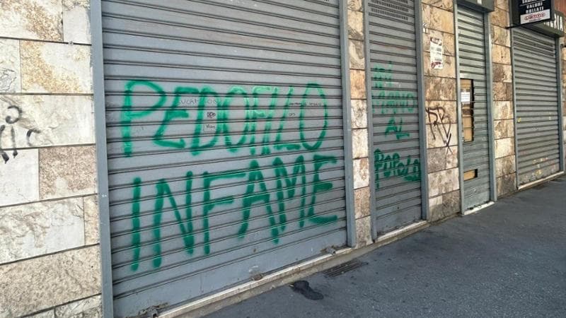 Abusi a tredicenne, insulti sulle saracinesche: il titolare chiude il minimarket