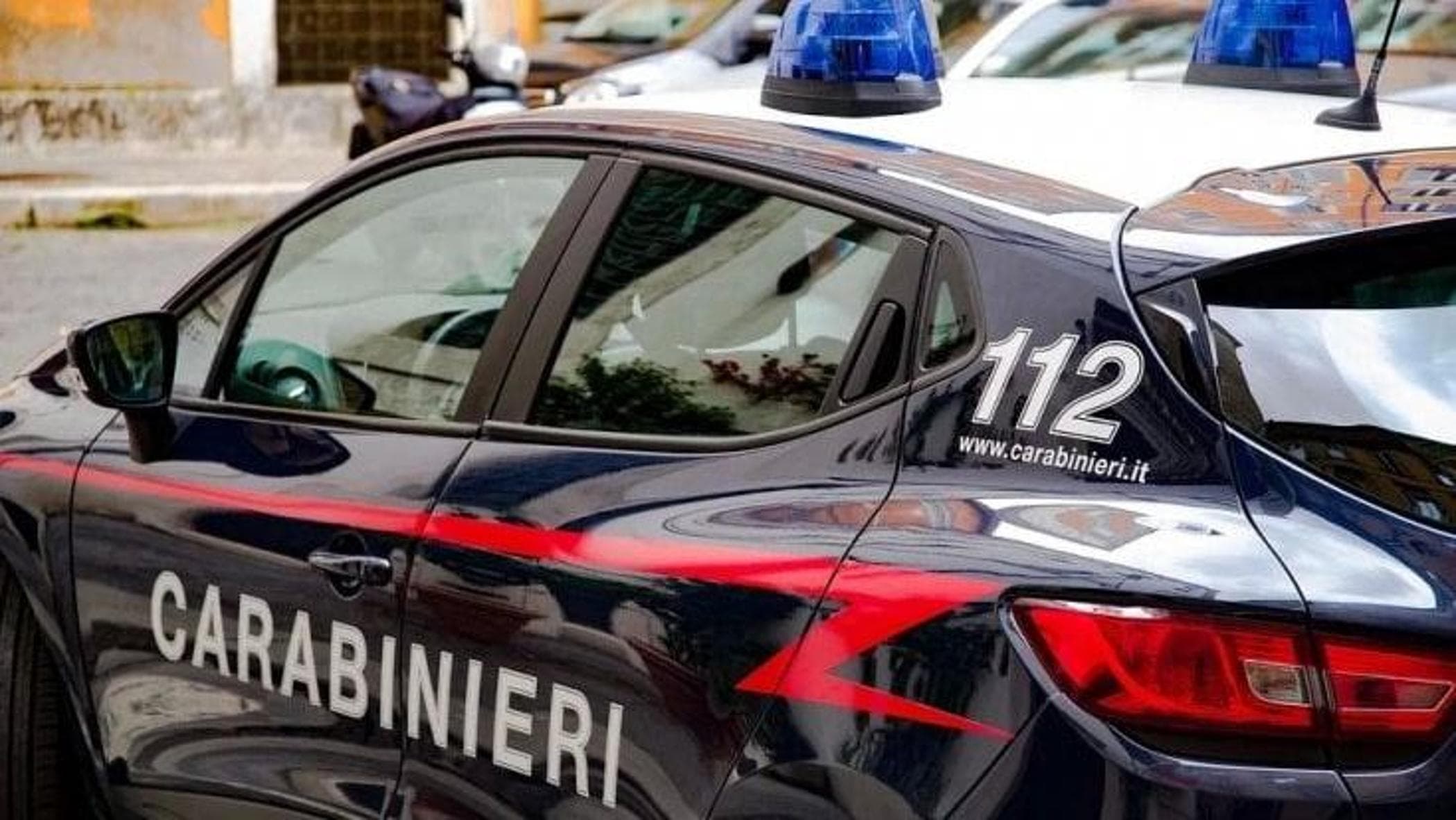 Baldissero d’Alba, scopre i ladri in cortile e spara: un morto