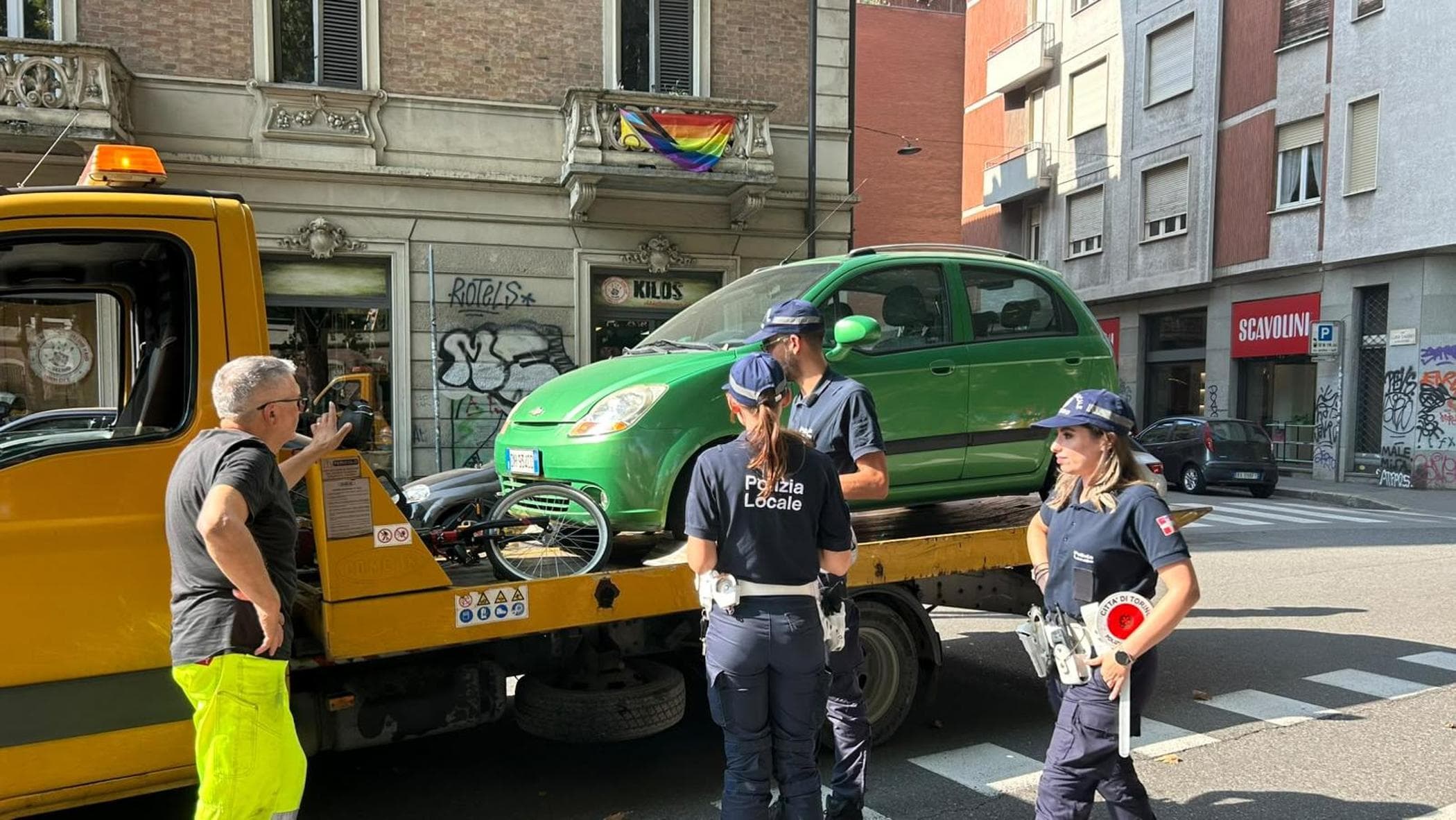 Morto bimbo di 7 anni investito a Torino, stava andando a scuola in bici con il papà
