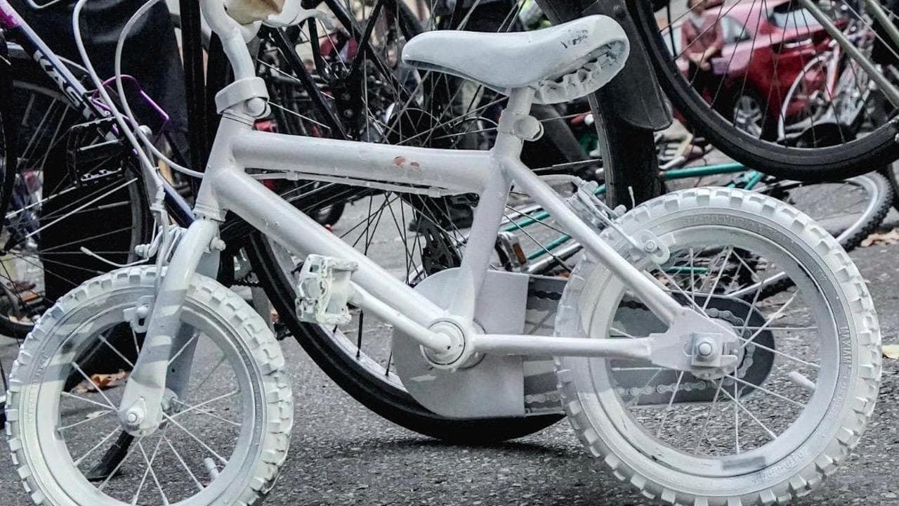 Un casco da astronauta e il peluche preferito per l’addio a Nicolò, il bimbo travolto in bici 