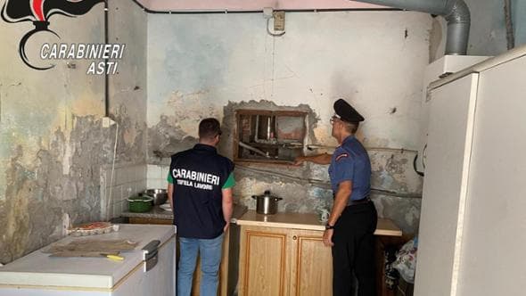 A 2 euro l’ora nei campi: lavoratori sfruttati e alloggiati in una casa fatiscente nell’Astigiano