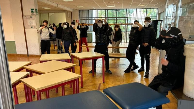 Scuola, assalto degli studenti al Colombatto Estintori svuotati davanti alla Digos