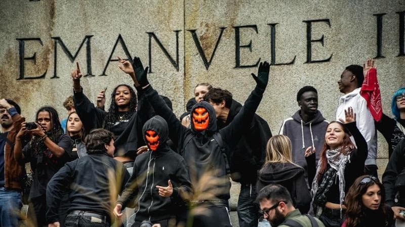 Torino, scontri al corteo degli studenti. Pietre e bastoni contro i carabinieri