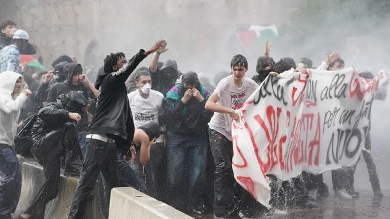 Torino, idranti e cariche al corteo. Petardi, idranti e manganellate, genitori e prof in cordone
