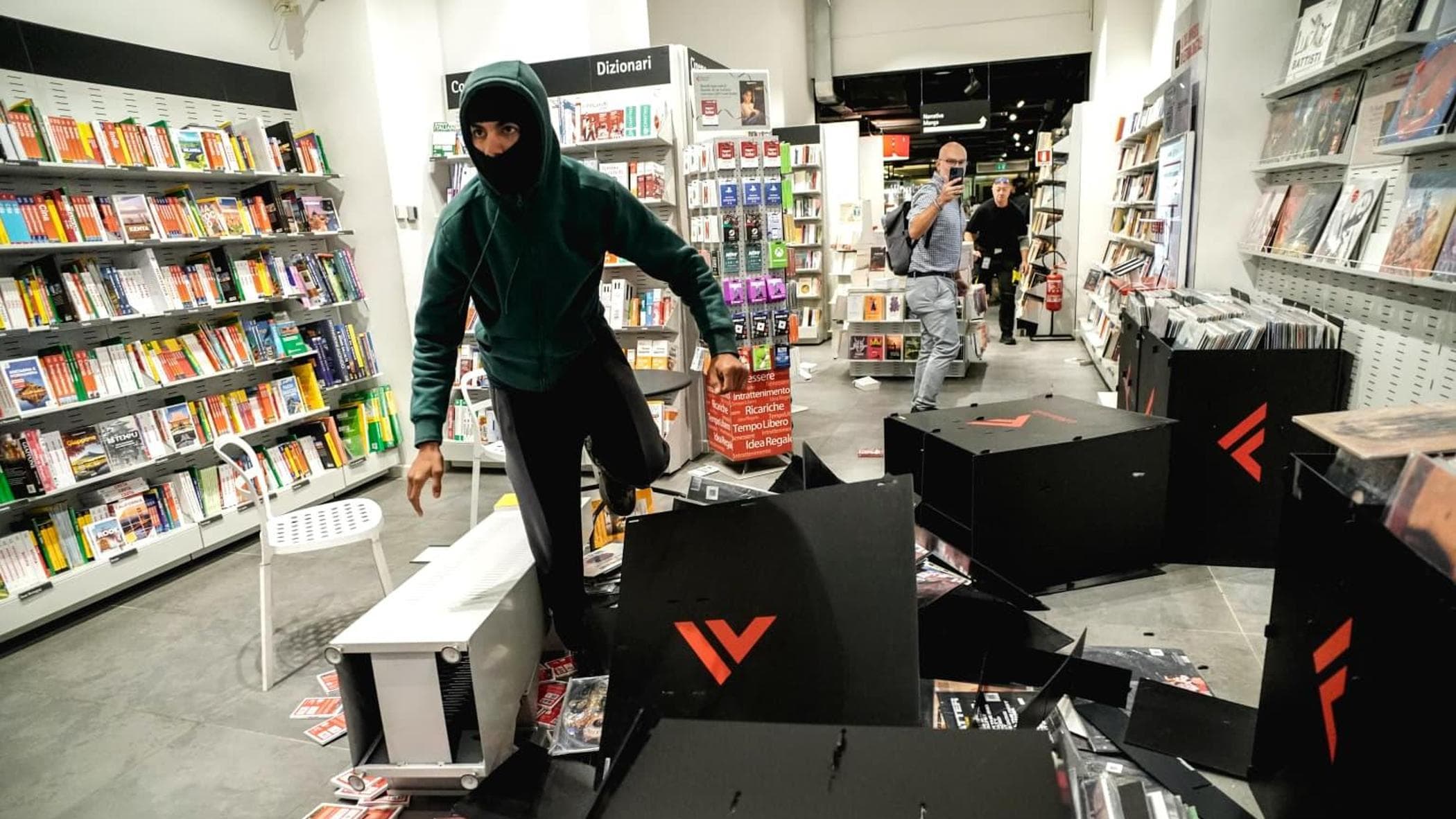 Jovens mascarados destroem a livraria Feltrinelli em confrontos com a polícia em Torino