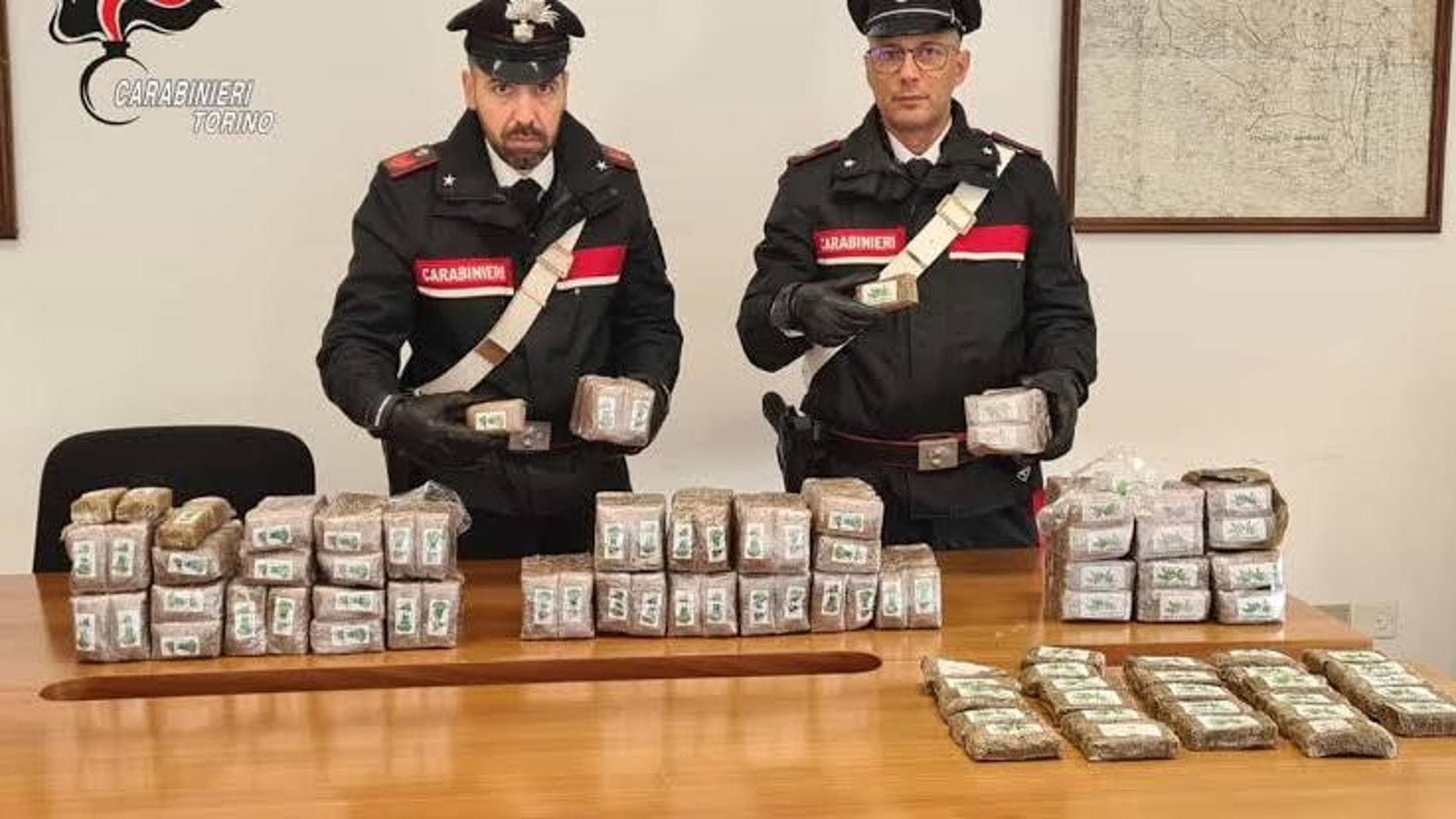 Carabinieri e materiale in una foto illustrativa pubblicata dalla fonte
