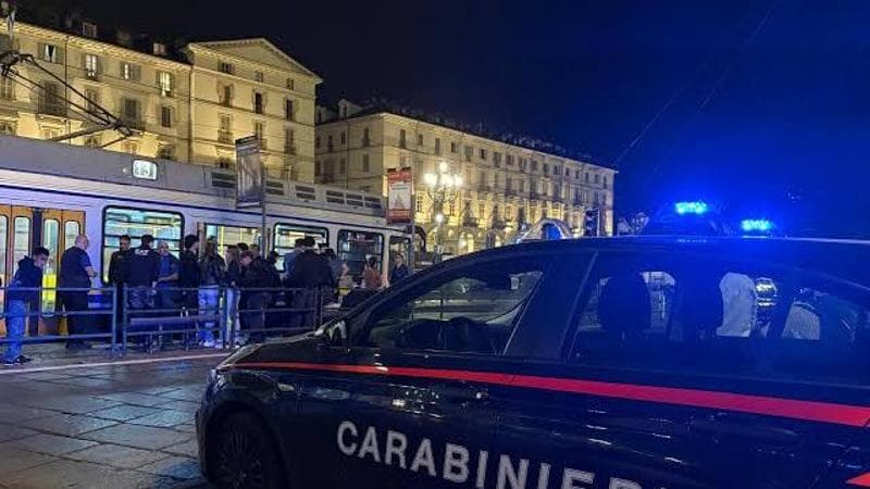 Sparatoria nella movida a pochi passi da piazza Vittorio Veneto: 19enne in fin di vita