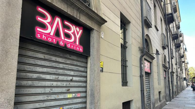 Sparatoria nella movida a pochi passi da piazza Vittorio Veneto: 19enne in fin di vita