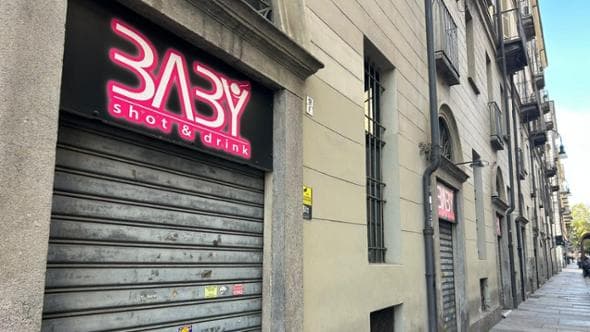Sparatoria nella movida a pochi passi da piazza Vittorio Veneto: 19enne in fin di vita