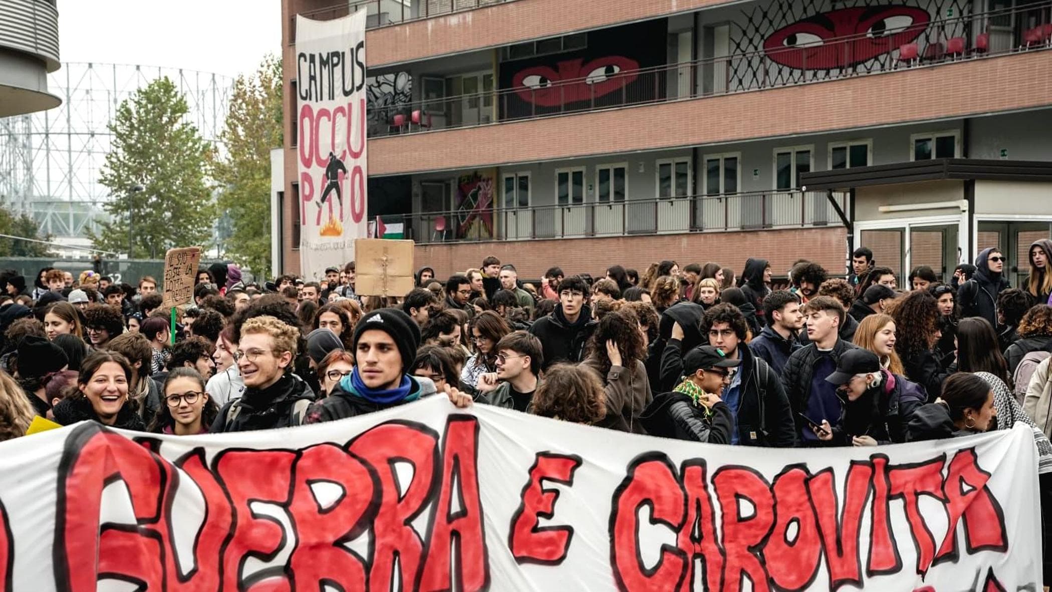 abbassate le armi alzate i salari a torino studenti e lavoratori scendono in piazza da Torino.repubblica.it abbassate le armi alzate i salari a torino studenti e lavoratori scendono in piazza