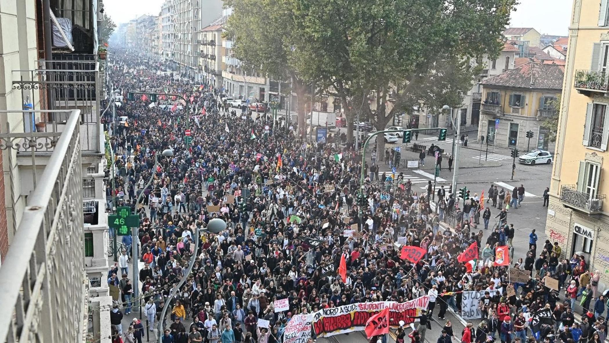 “Abbassate le armi, alzate i salari”, a Torino studenti e lavoratori in piazza: “Siamo 50mila” — Italy