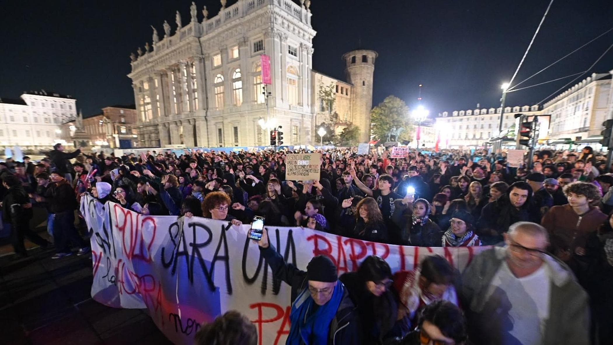 torino seconda protesta del giorno di nuovo migliaia di persone in piazza castello da Torino.repubblica.it torino seconda protesta del giorno di nuovo migliaia di persone in piazza castello