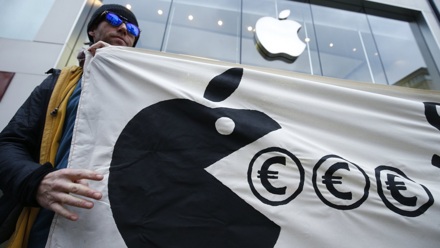 Attivisti di Attac manifestano contro la supposta evasione fiscale di Apple