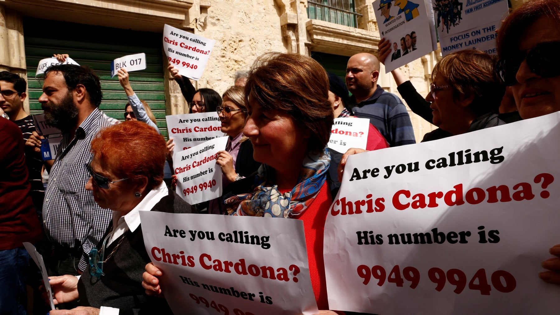 Manifestazione per chiedere l'interrogatorio del ministro dell'Economia Chris Cardona