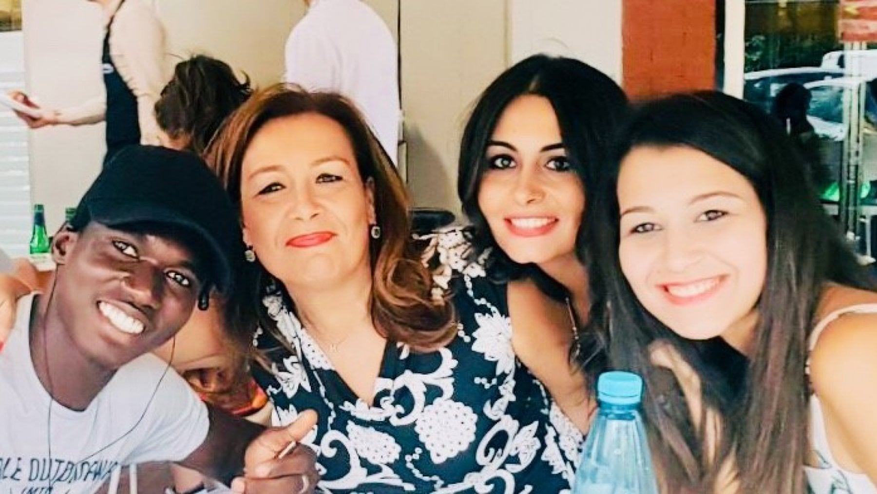 Maria Letizia Barone con le sue figlie Noemi e Laura e Sambou