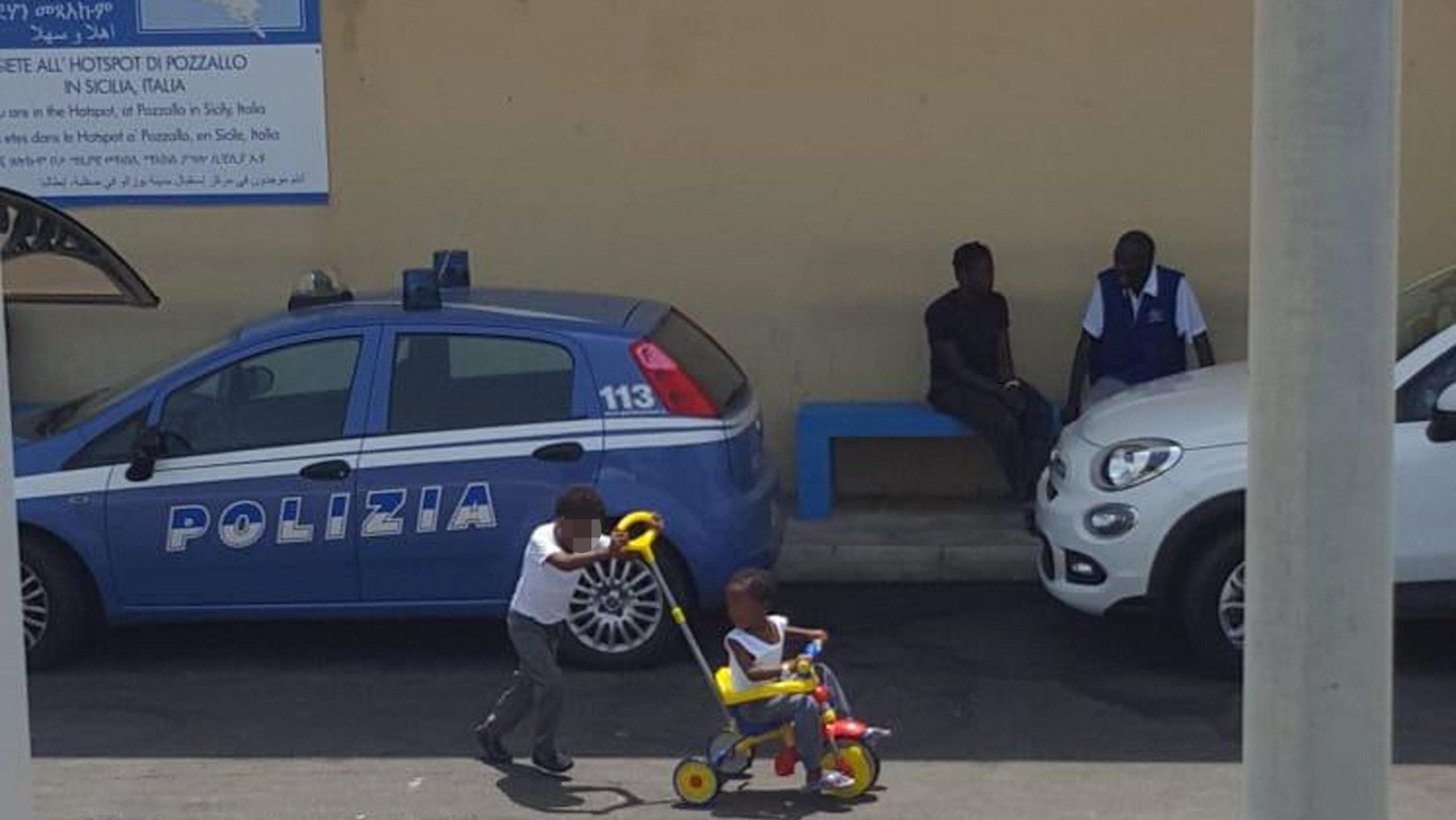 Un bambino gioca nell'hot spot di Pozzallo (Ansa)