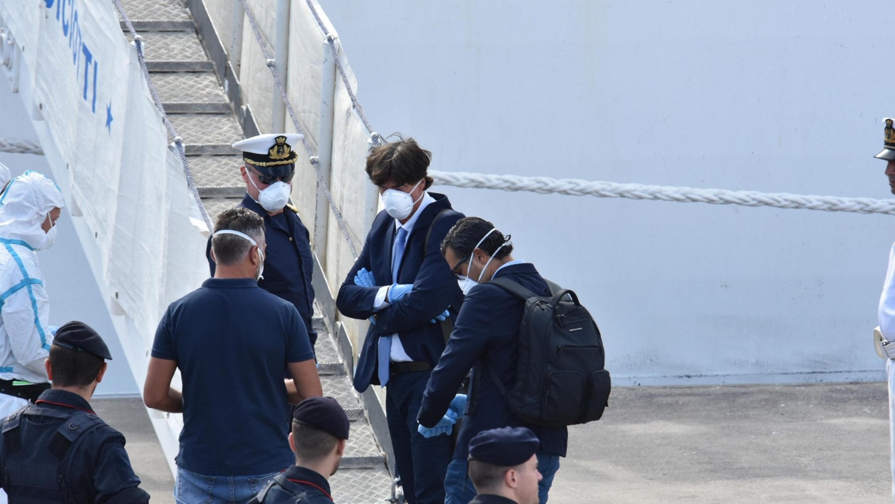 Il procuratore di  Agrigento Luigi Patronaggio ieri a bordo della "Diciotti" per una  ispezione con mascherina, guanti e calzari usa e getta