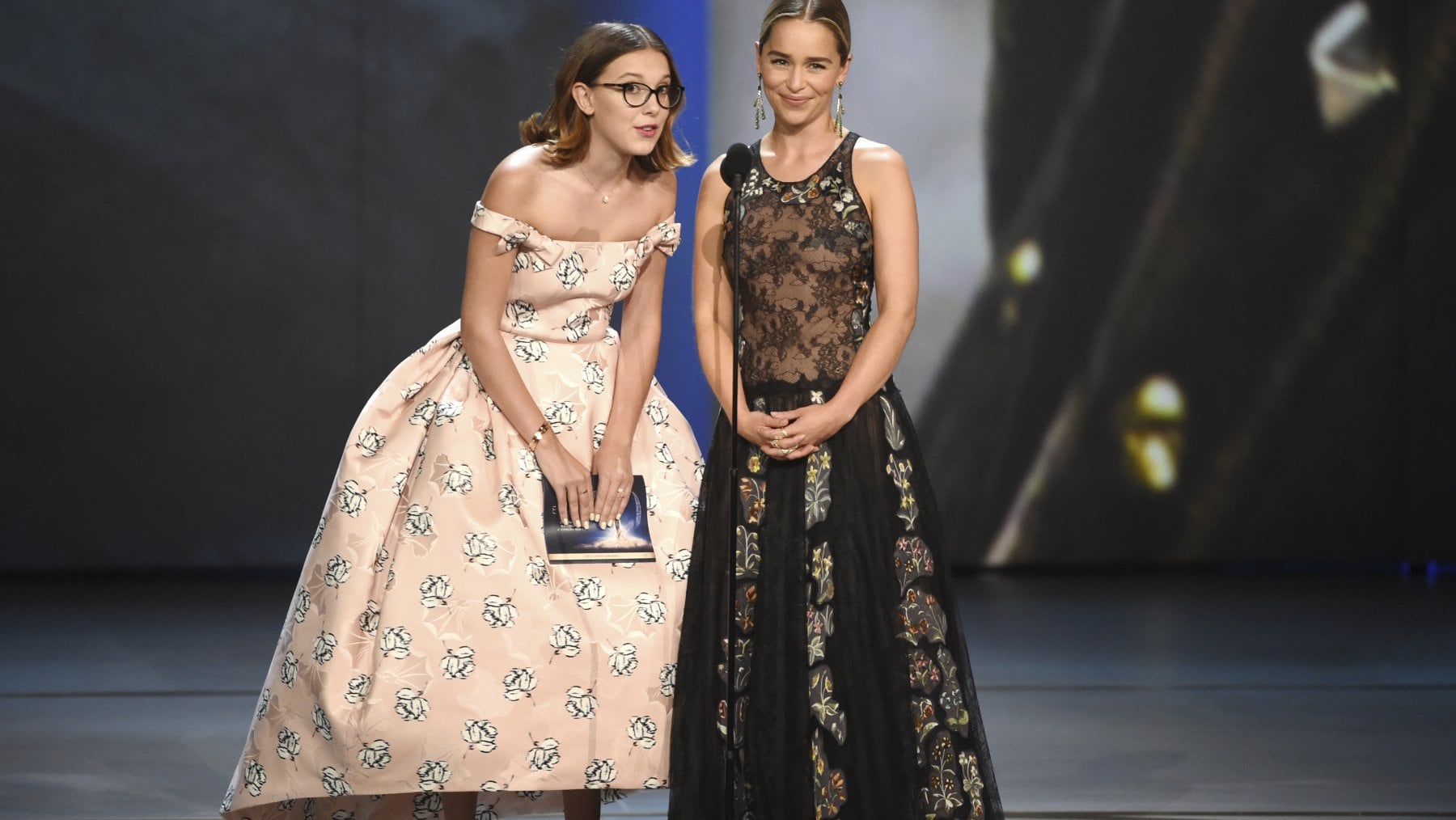 Millie Bobby Brown con Emilia Clarke agli Emmy Awards