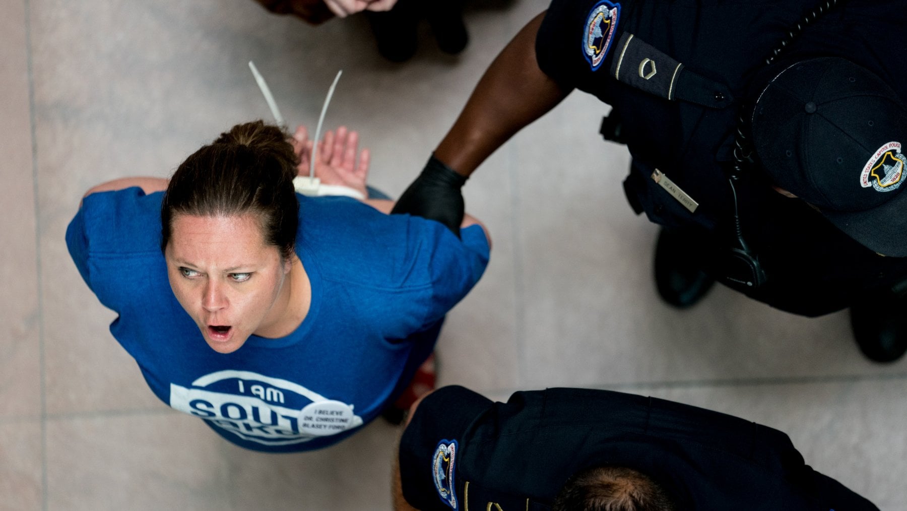 &nbsp;Alcune dimostranti vengono arrestate a Washington mentre cantano: &ldquo;Crediamo ad Anita Hill e a Christine Ford&rdquo; (riferendosi all&rsquo;avocatessa che accus&ograve; di molestie Clarence Thomas nel 1991 e all&rsquo;accusatrice di Brett Kavanaugh) lo scorso 20 settembre. Copyright (c) Erin Schaff/The New York Times