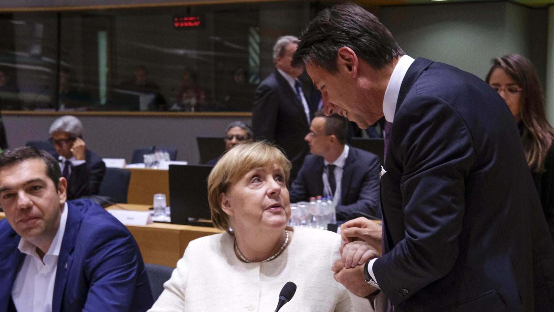 Manovra, Conte allo sbaraglio a Bruxelles. Minaccia le dimissioni (poi nega)