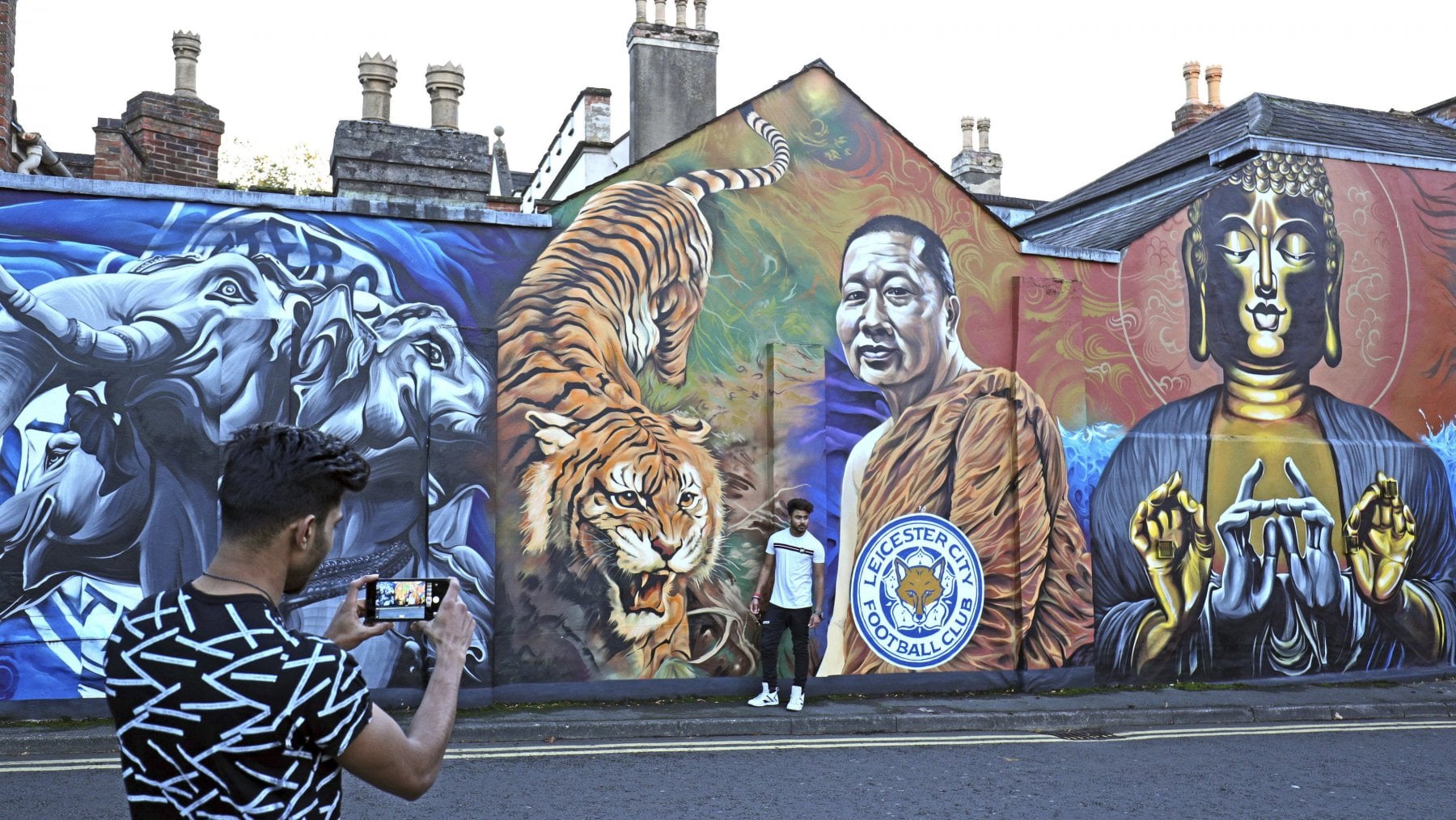 Un murales del miliardario thailandese Vichai Srivaddhanaprabha, patron del Leicester City Football Club