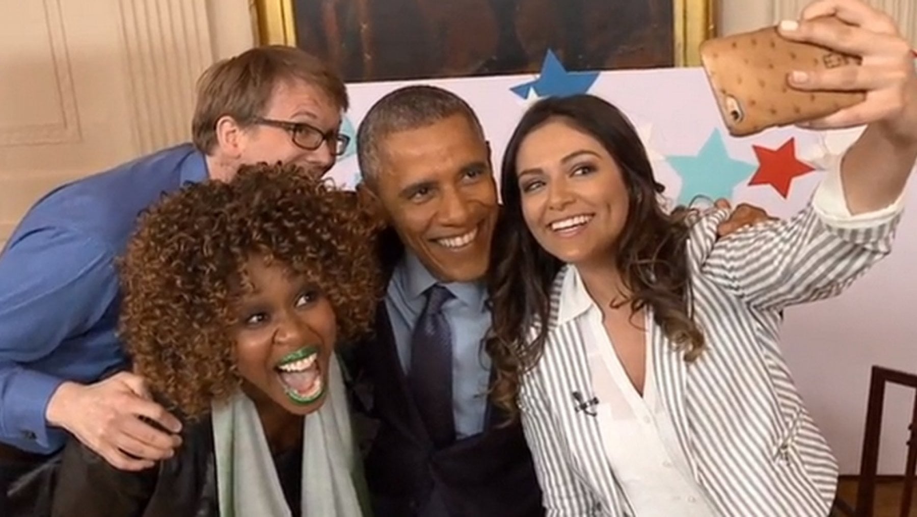 Hank Green (a sinistra), Glozell Green, Barack Obama e Bethany Mota alla Casa Bianca nel 2015 per l&rsquo;intervista su YouTube