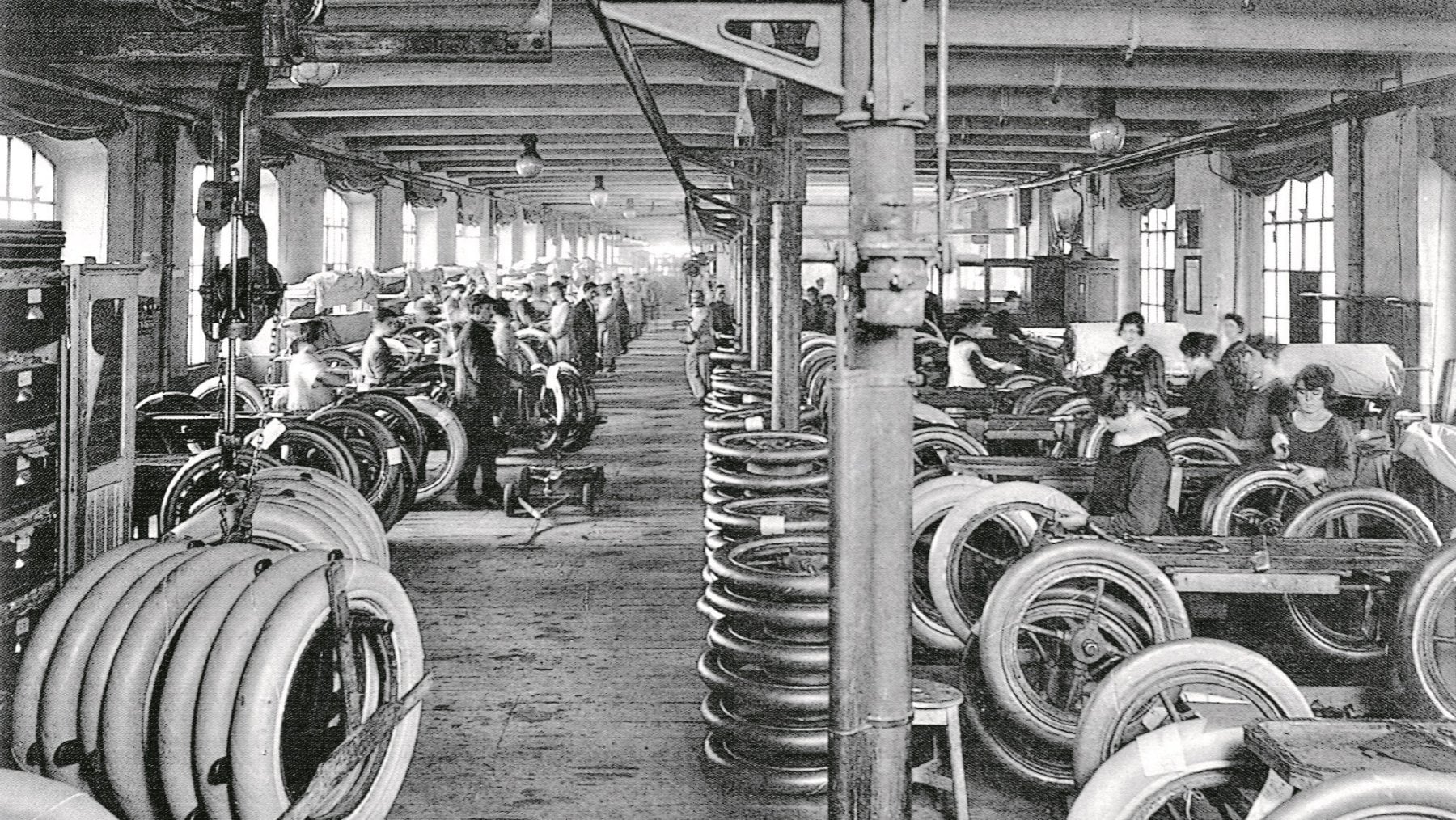 Reparto finitura pneumatici, Milano (1922, Fondazione Pirelli)