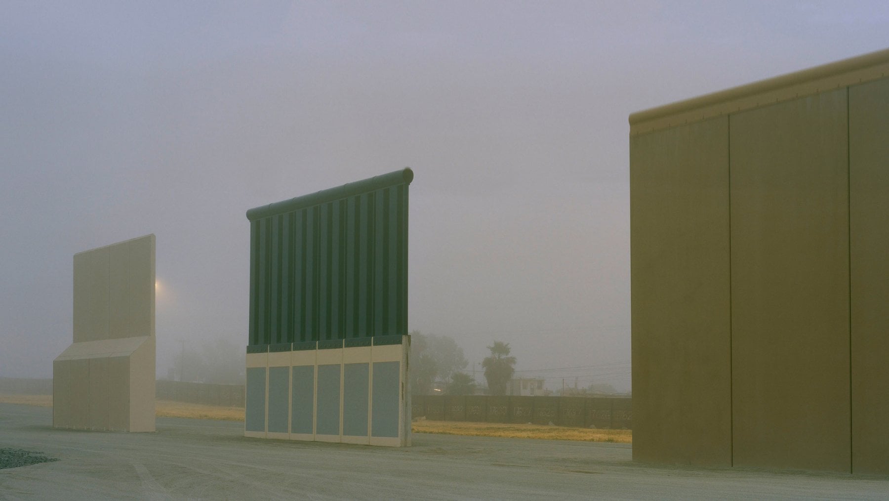 &nbsp;San Diego, maggio 2018. Il prototipo del nuovo muro sul confine tra Stati Uniti e Messico voluto da Donald Trump.  (dettaglio) (c) Kai Wiedenh&ouml;fer