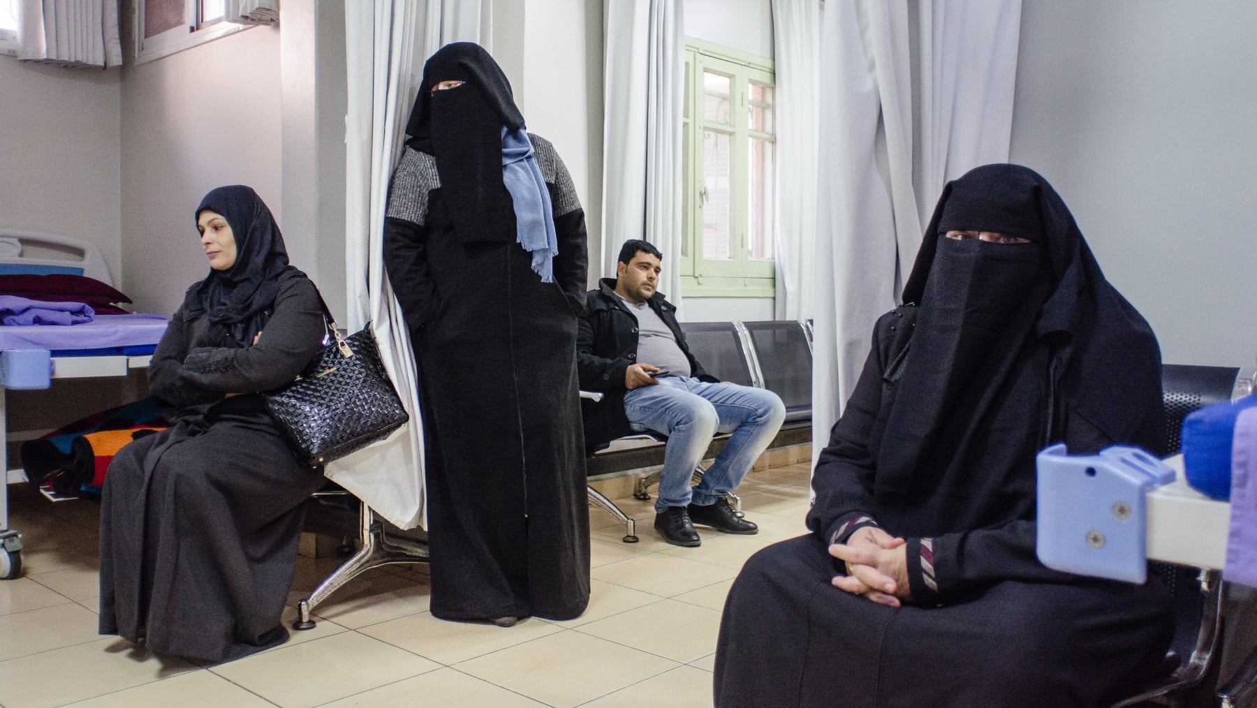 Loreen Bahr (al centro) nella clinica Al-Basma, a Gaza City, per la fecondazione in vitro. Con lei, la zia, la suocera e il marito Fadi Bhar (34 anni): hanno chiesto di avere un figlio maschio (Daniela Sala)