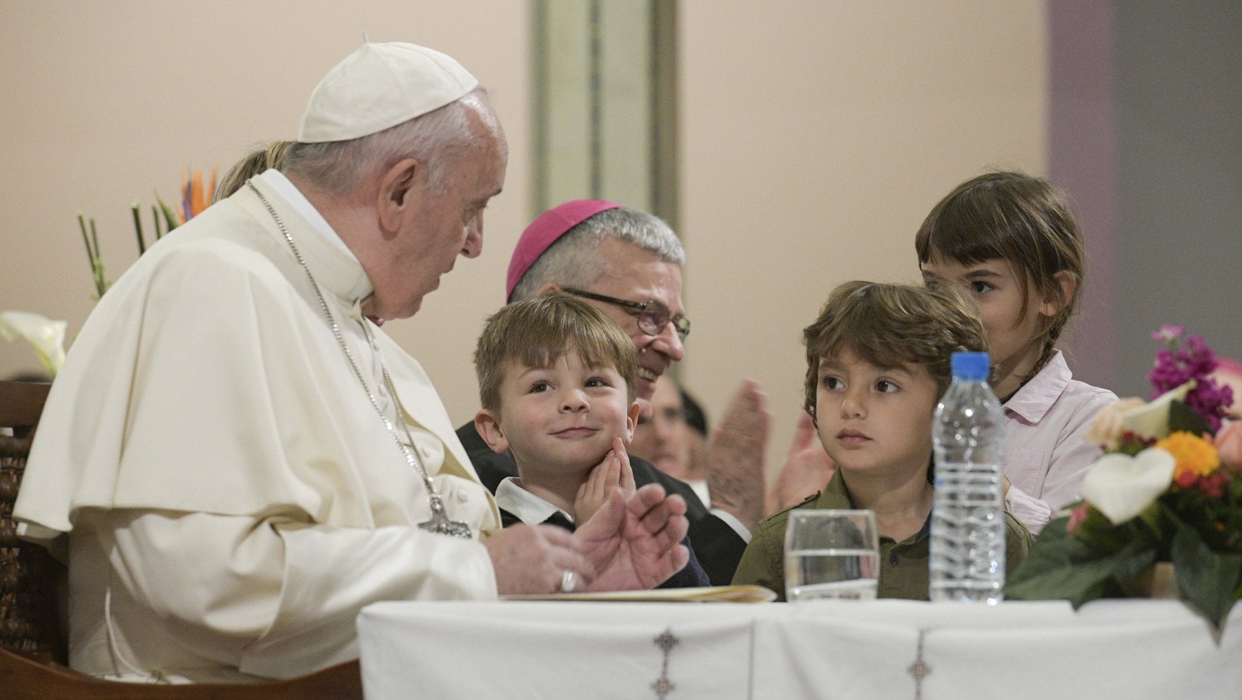 Il papa durante la visita a Rabat, in Marocco