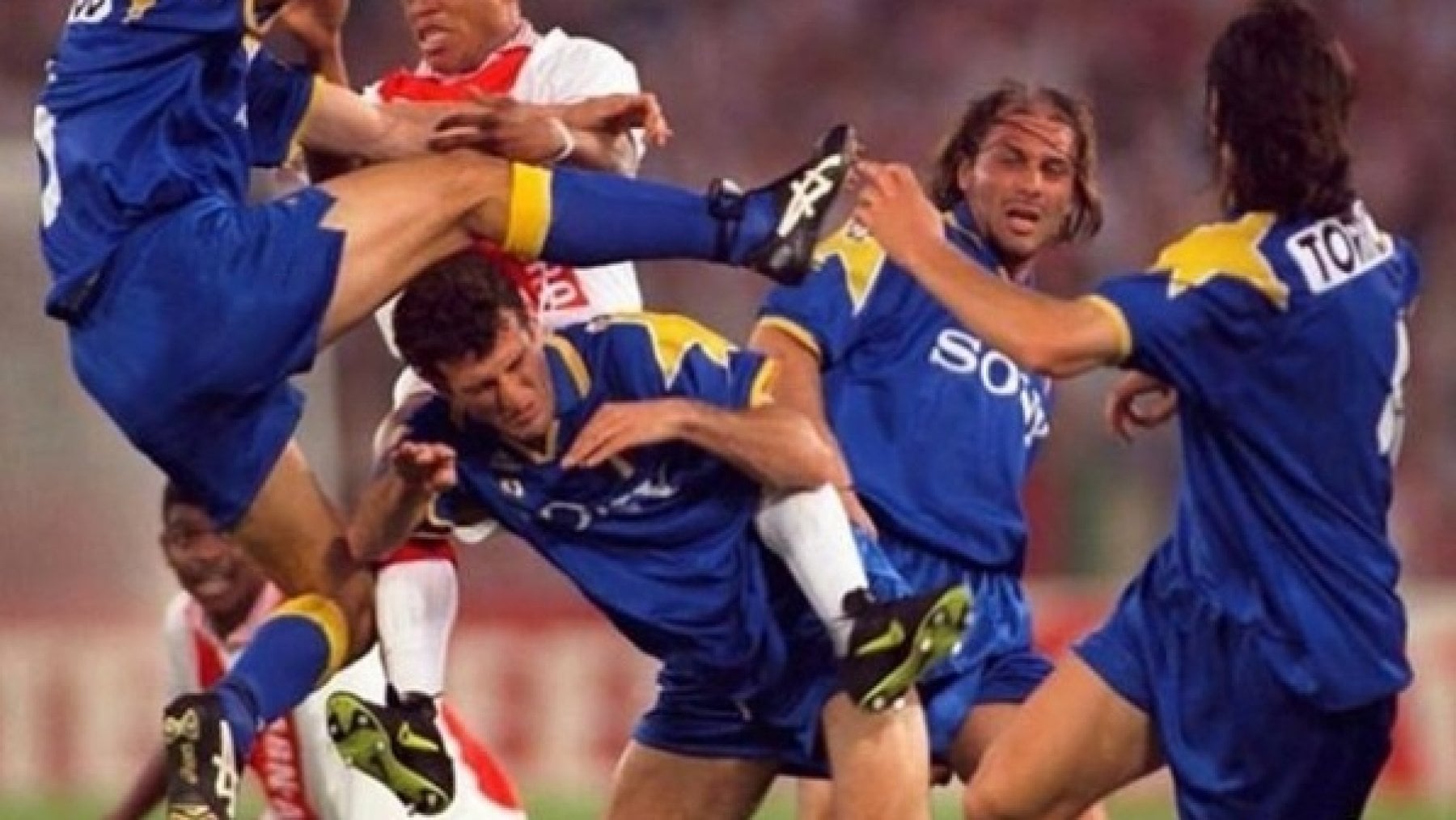 &nbsp;Ciro Ferrara, al centro, nella finale del 1996 all'Olimpico
