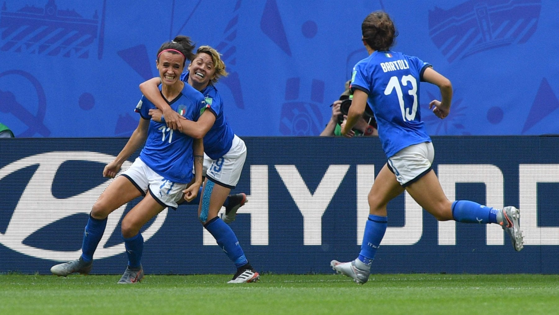 &nbsp;Barbara Bonansea, dopo il gol della vittoria, festeggiata dalle compagne