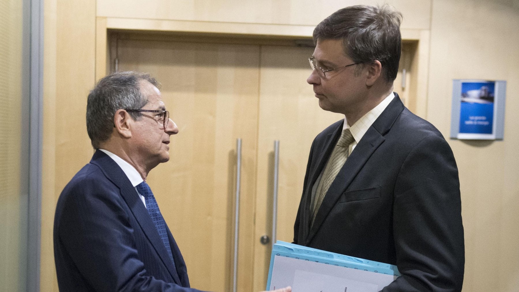 Il ministro dell'Economia Giovanni Tria con il vicepresidente della Commissione Ue Valdis Dombrovskis