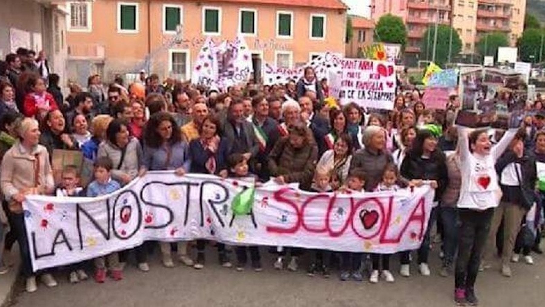 La manifestazione per salvare la scuola