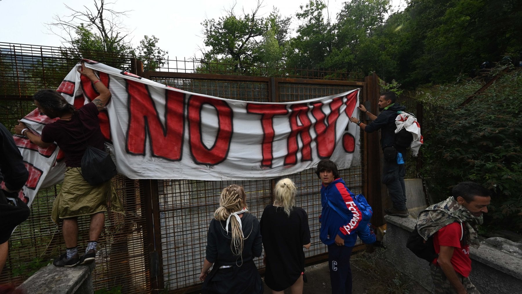 Alcuni manifestanti No Tav