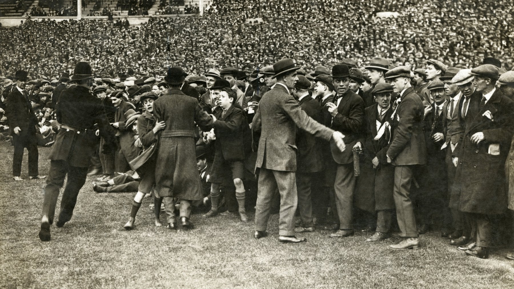 Tifosi invadono il campo durante la finale di Fa Cup tra Bolton Wanderers e West Ham giocata a Wembley il 28 aprile 1923 (Bob Thomas/ Popperfoto/ Getty Images)